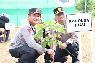 Kapolda Riau Tanam Bibit Pohon Di Meranti, Ini Untuk Masa Depan Peradaban Anak Cucu Kita
